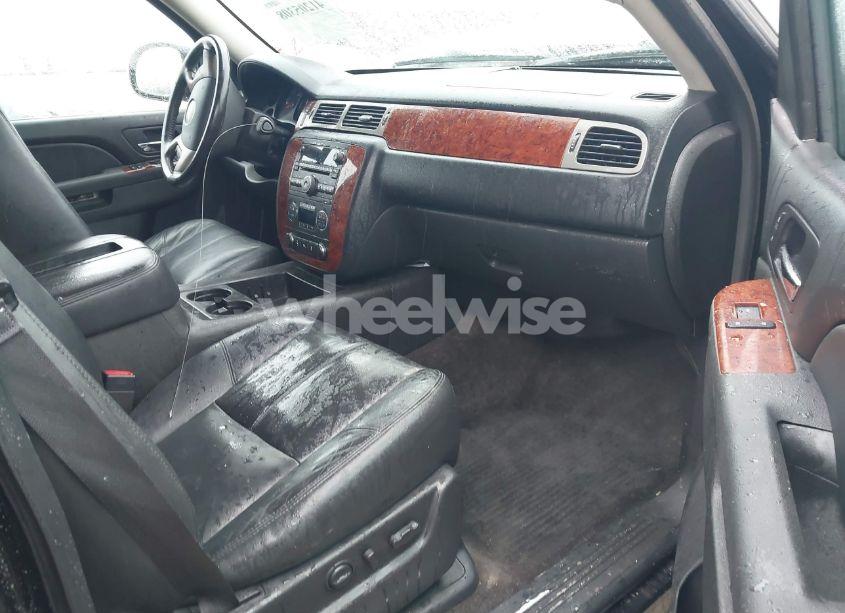 Photo 5 of 2014 Chevrolet Tahoe LT (VIN 1GNSCBE08ER122877)