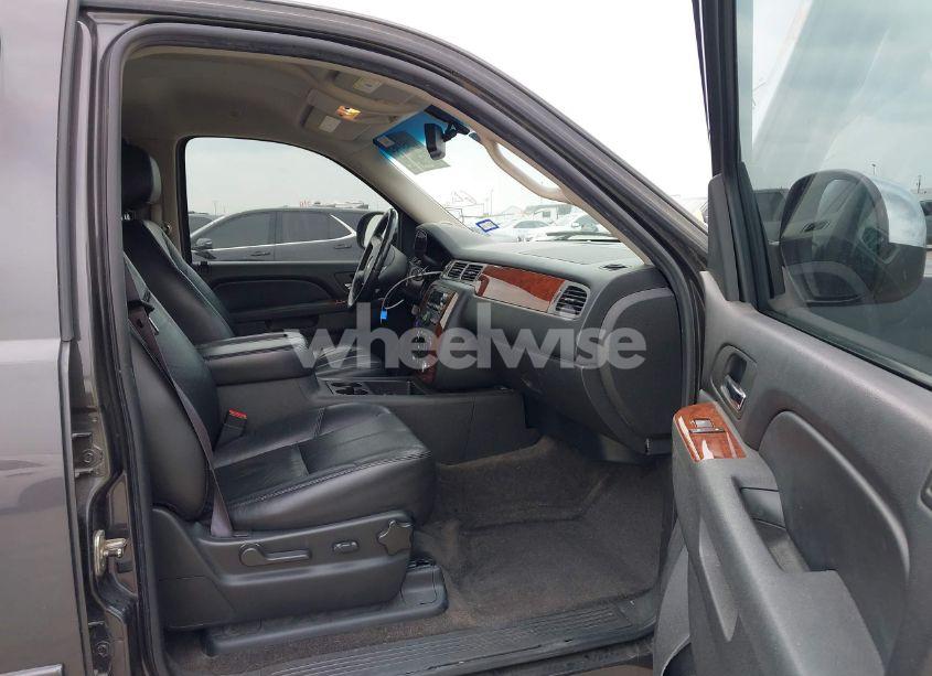 Photo 5 of 2011 Chevrolet Tahoe LT (VIN 1GNSCBE09BR284481)