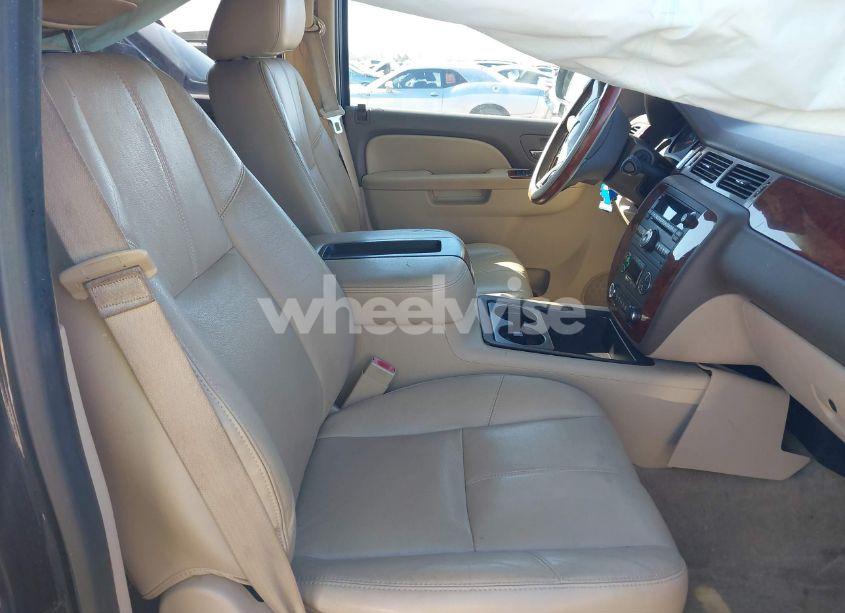 Photo 5 of 2013 Chevrolet Tahoe LT (VIN 1GNSCBE09DR283706)