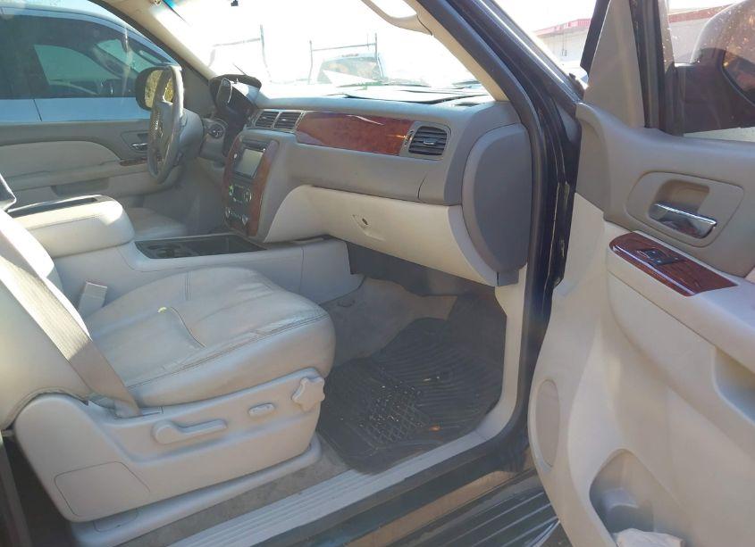 Photo 5 of 2011 Chevrolet Tahoe LT (VIN 1GNSCBE0XBR105140)