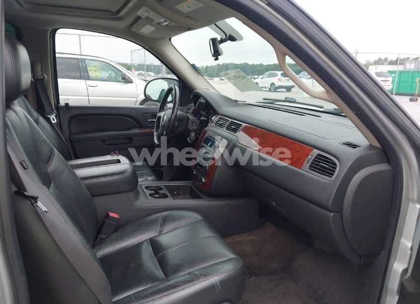 Photo 5 of 2011 Chevrolet Tahoe LT (VIN 1GNSCBE0XBR111861)