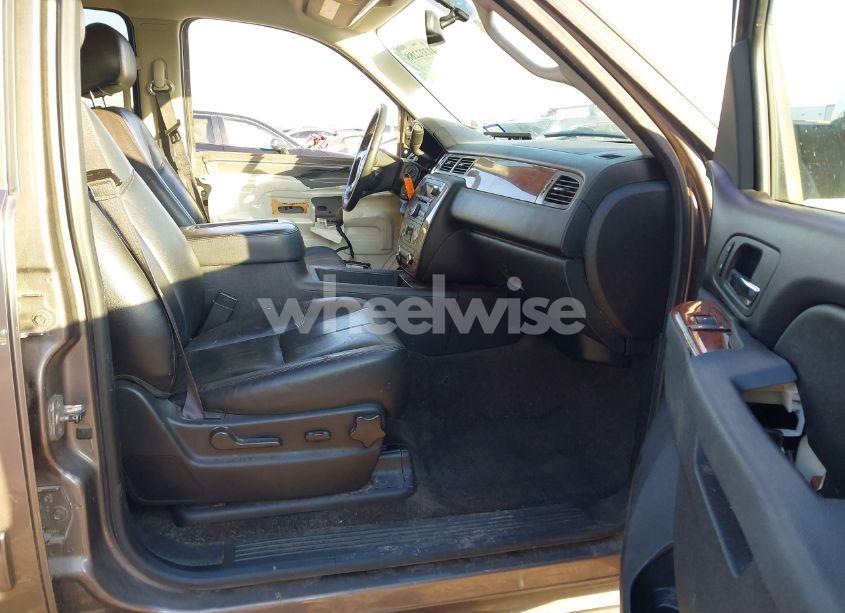 Photo 5 of 2013 Chevrolet Tahoe LT (VIN 1GNSCBE0XDR344691)