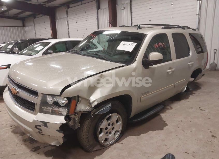 Photo 2 of 2014 Chevrolet Tahoe LT (VIN 1GNSCBE0XER189402)