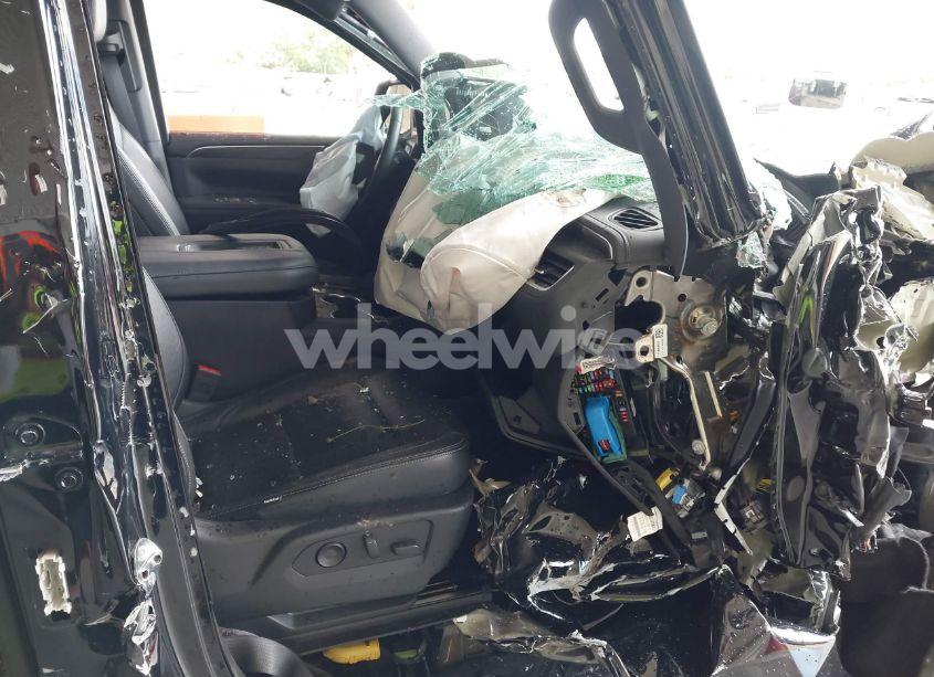 Photo 5 of 2024 Chevrolet Suburban 2WD LS (VIN 1GNSCBKD1RR162330)