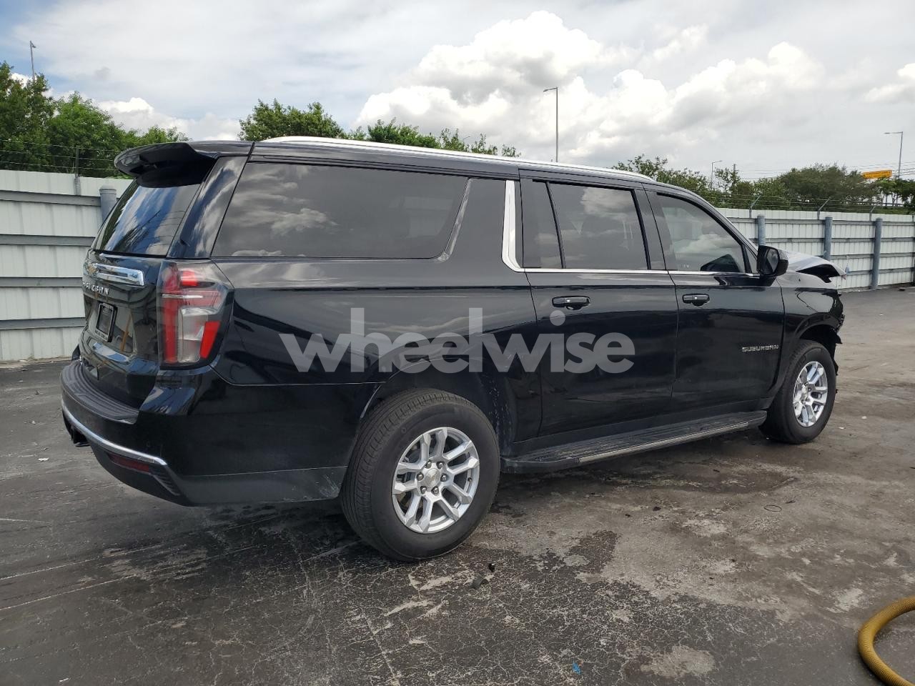 Photo 3 of 2024 CHEVROLET SUBURBAN C1500 LS N/A (VIN 1GNSCBKT0RR332135)