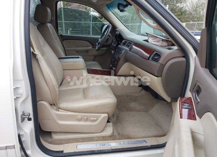 Photo 5 of 2014 Chevrolet Tahoe LTZ (VIN 1GNSCCE05ER101331)