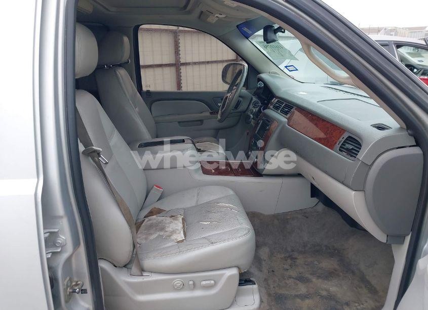 Photo 5 of 2011 Chevrolet Tahoe LTZ (VIN 1GNSCCE06BR110406)