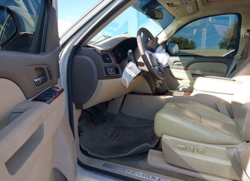 Photo 5 of 2014 Chevrolet Tahoe LTZ (VIN 1GNSCCE07ER139899)