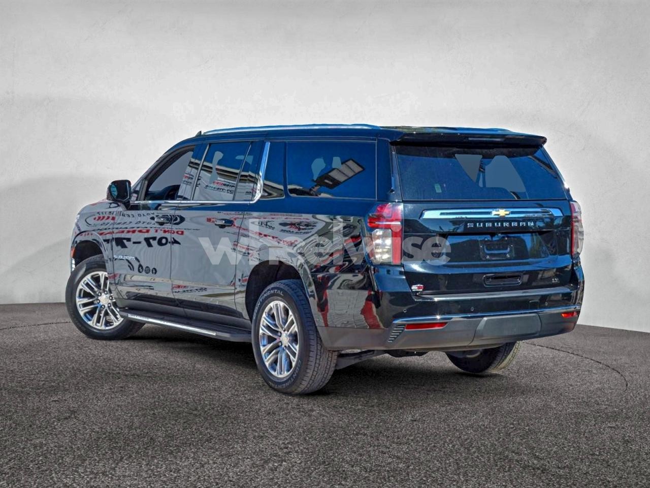 Photo 3 of 2022 CHEVROLET SUBURBAN C1500 LT (VIN 1GNSCCKD1NR180603)