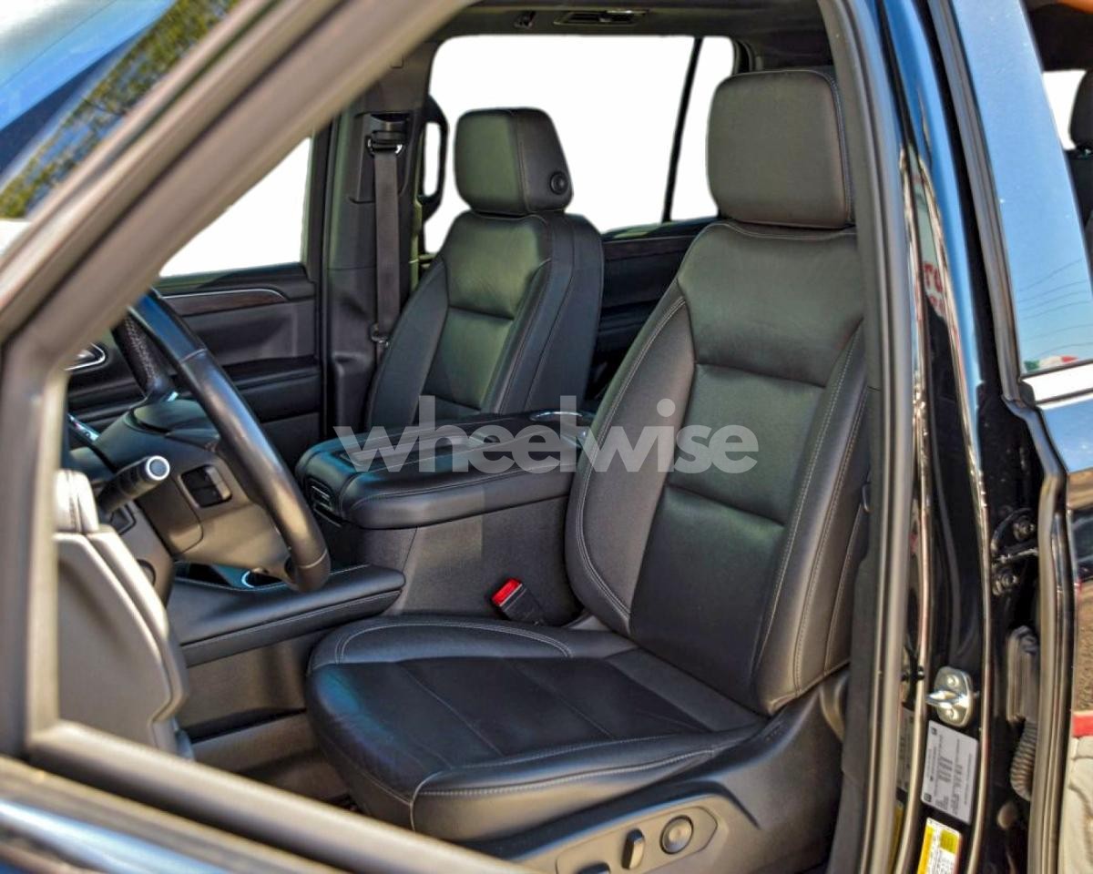 Photo 5 of 2022 CHEVROLET SUBURBAN C1500 LT (VIN 1GNSCCKD1NR180603)