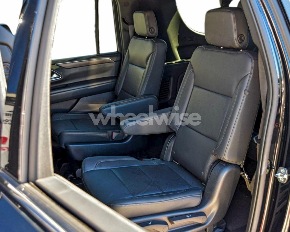 Photo 6 of 2022 CHEVROLET SUBURBAN C1500 LT (VIN 1GNSCCKD1NR180603)