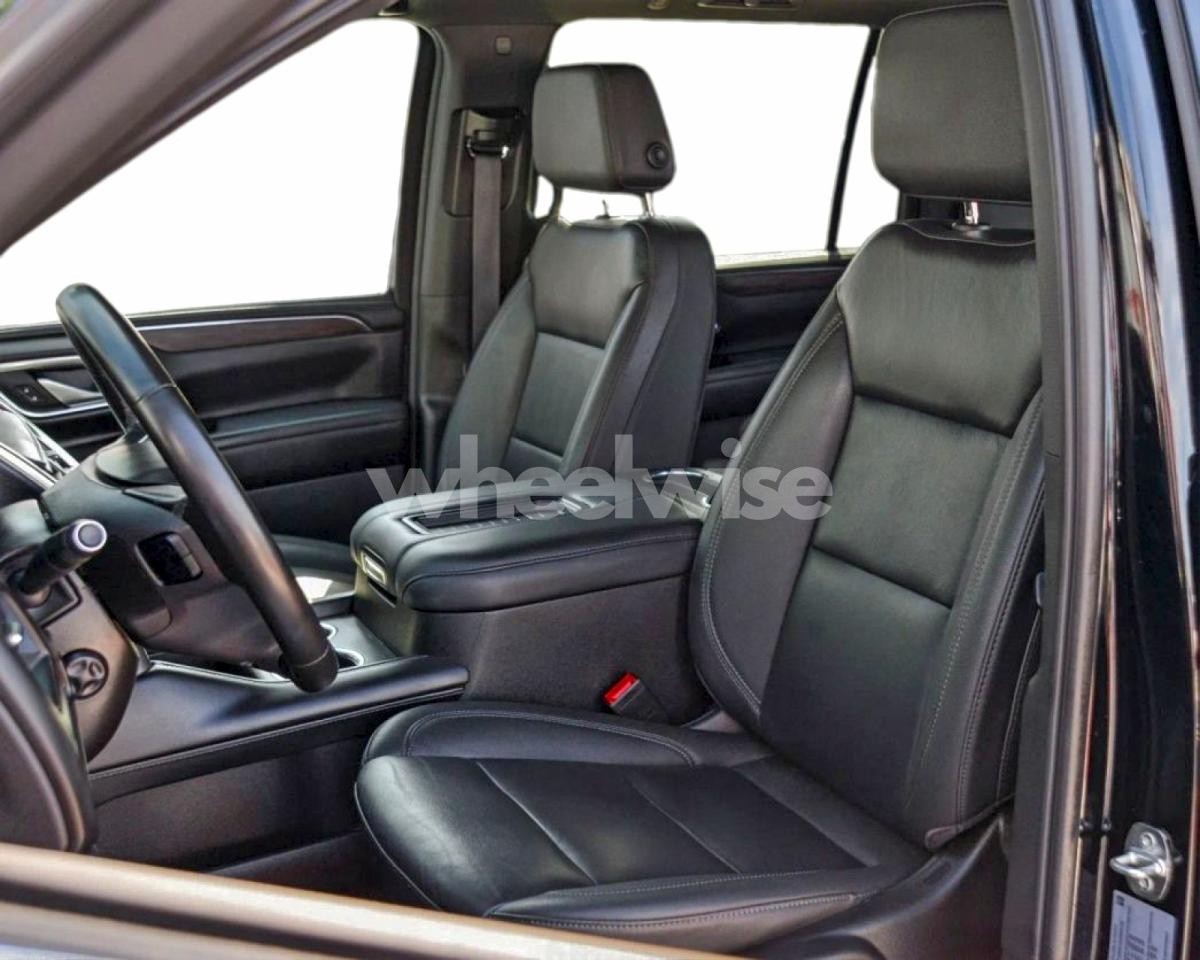 Photo 5 of 2024 CHEVROLET SUBURBAN C1500 LT (VIN 1GNSCCKD1RR261705)