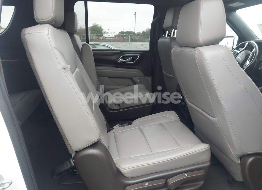 Photo 8 of 2021 Chevrolet Suburban 2WD LT (VIN 1GNSCCKD2MR150654)