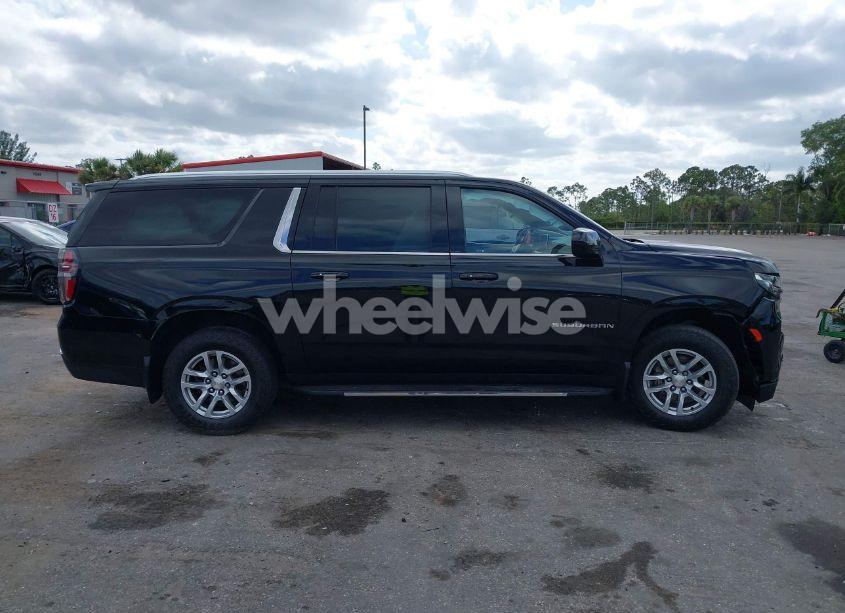 Photo 13 of 2022 Chevrolet Suburban 2WD LT (VIN 1GNSCCKD2NR201474)