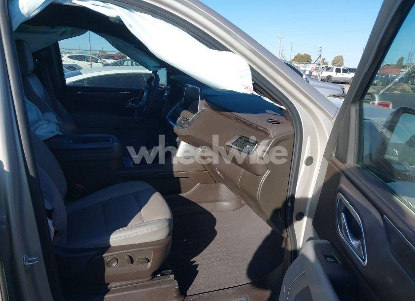 Photo 5 of 2023 Chevrolet Suburban 2WD LT (VIN 1GNSCCKD2PR522272)