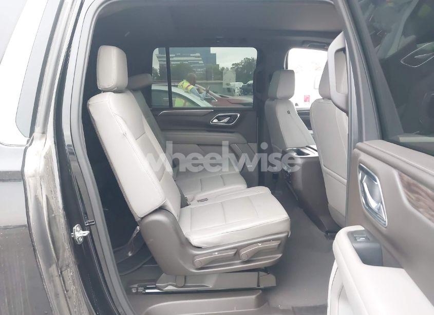 Photo 8 of 2021 Chevrolet Suburban 2WD LT (VIN 1GNSCCKD8MR146950)