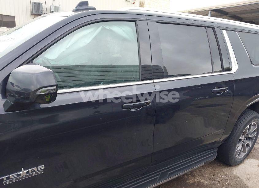 Photo 14 of 2022 Chevrolet Suburban 2WD LT (VIN 1GNSCCKD8NR301806)