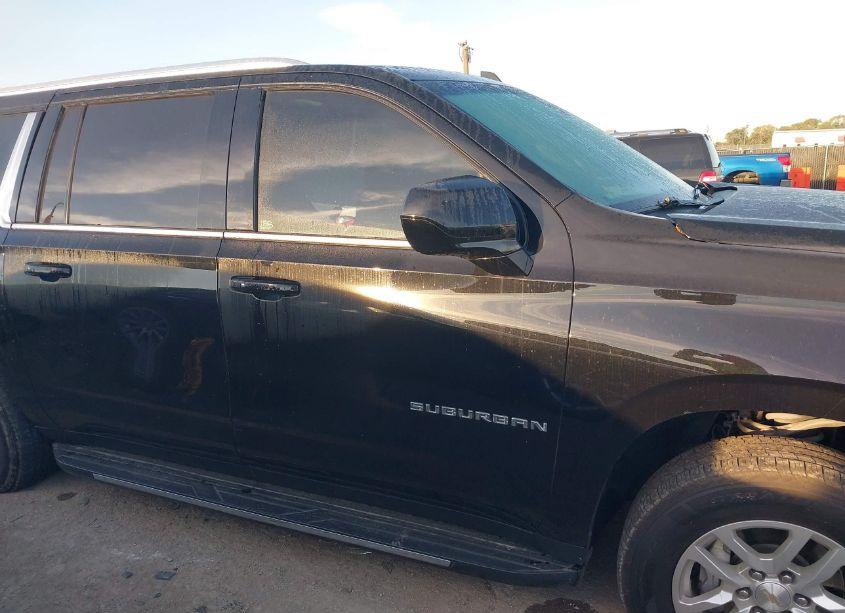 Photo 13 of 2022 Chevrolet Suburban 2WD LT (VIN 1GNSCCKD9NR225500)