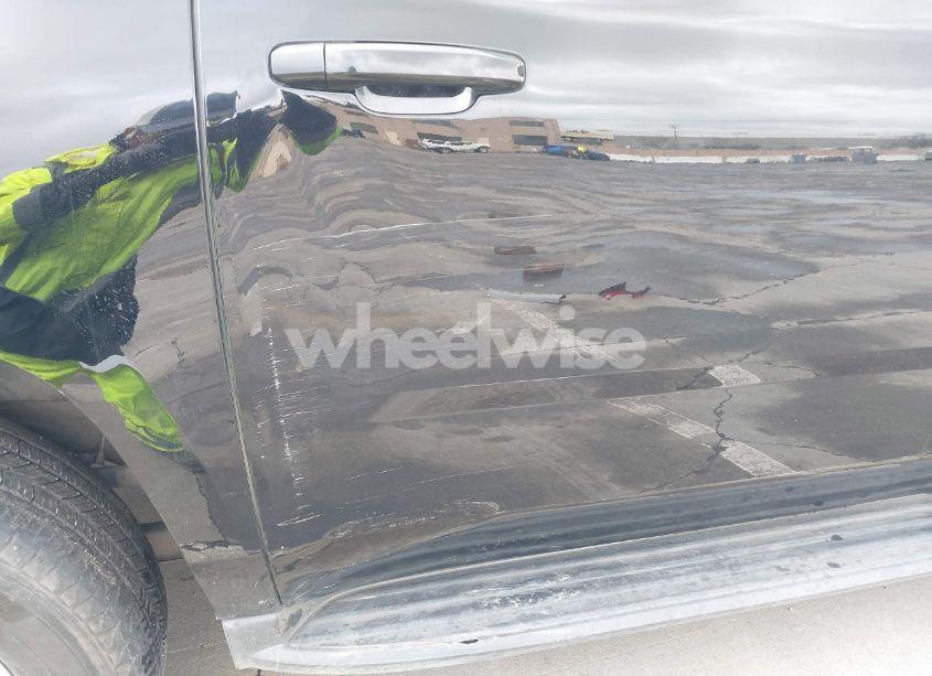 Photo 17 of 2018 Chevrolet Suburban LS (VIN 1GNSCGKC1JR394211)