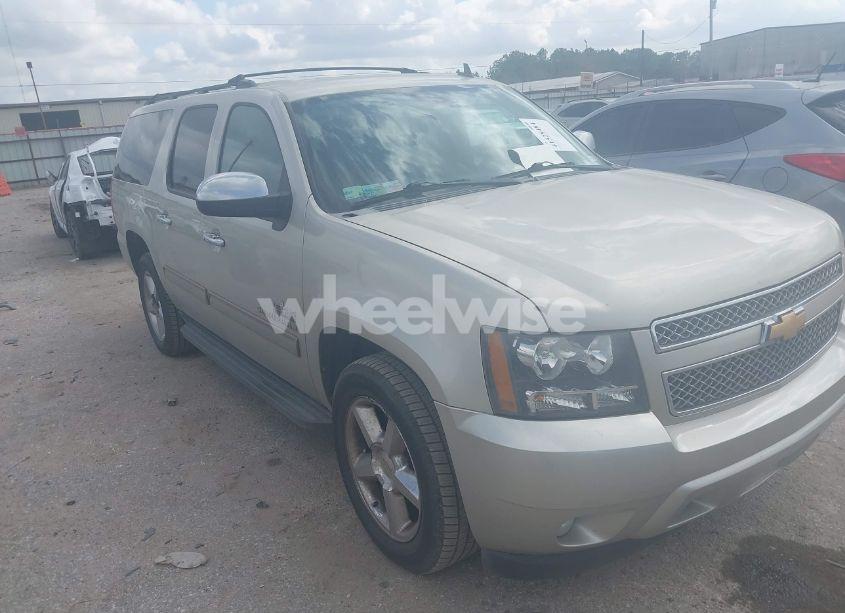 2013 Chevrolet Suburban 1500 LS (VIN 1GNSCHE01DR152210) main photo