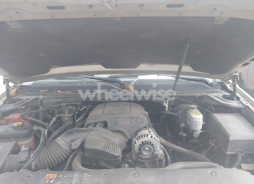 Photo 10 of 2013 Chevrolet Suburban 1500 LS (VIN 1GNSCHE01DR152210)