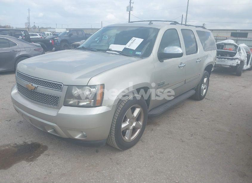 Photo 2 of 2013 Chevrolet Suburban 1500 LS (VIN 1GNSCHE01DR152210)