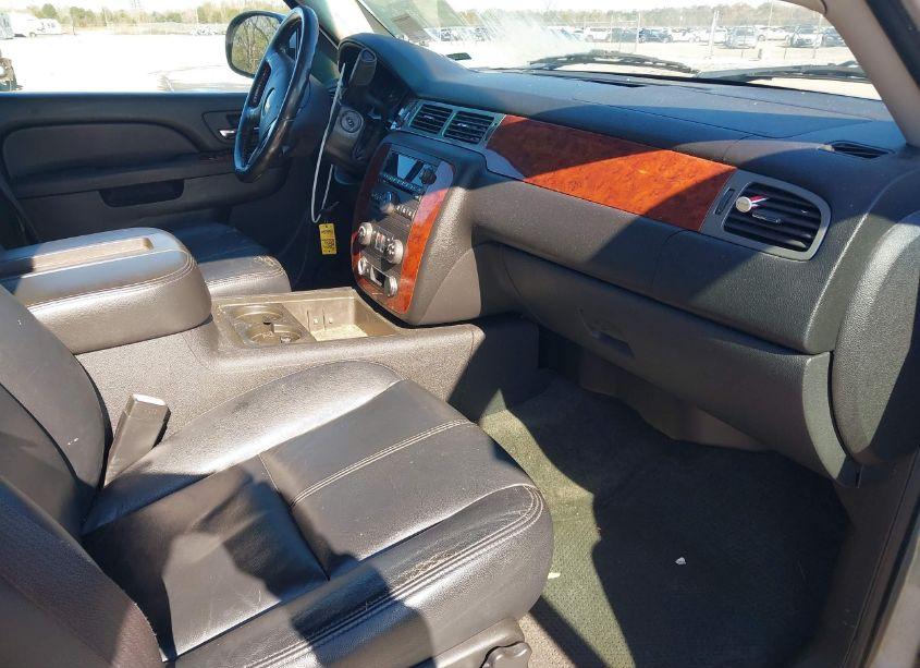 Photo 5 of 2011 Chevrolet Suburban 1500 LS (VIN 1GNSCHE03BR105273)