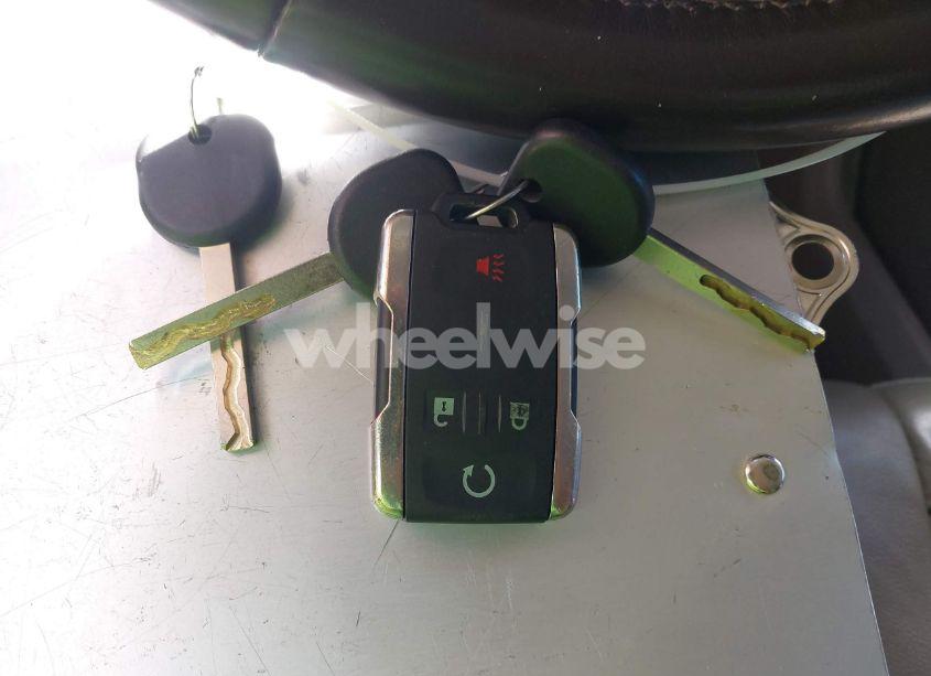 Photo 11 of 2018 Chevrolet Suburban LT (VIN 1GNSCHKC1JR131979)