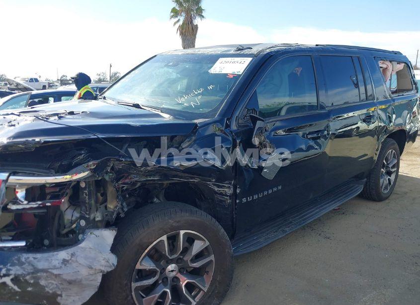 Photo 6 of 2018 Chevrolet Suburban LT (VIN 1GNSCHKC1JR131979)