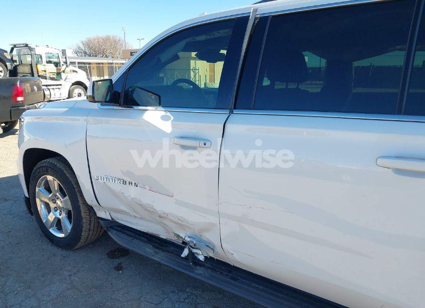 Photo 6 of 2016 Chevrolet Suburban LT (VIN 1GNSCHKC2GR397844)