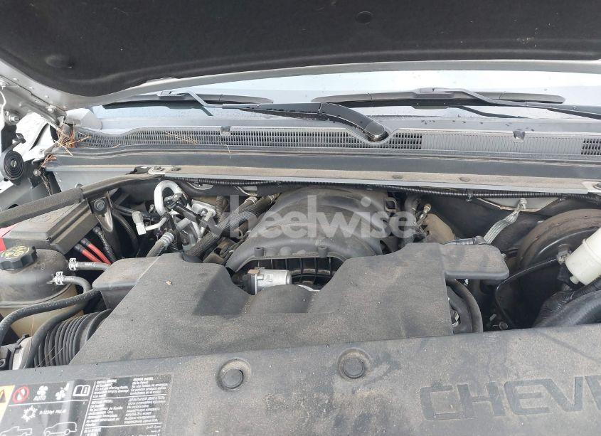 Photo 10 of 2019 Chevrolet Suburban LT (VIN 1GNSCHKC2KR353108)