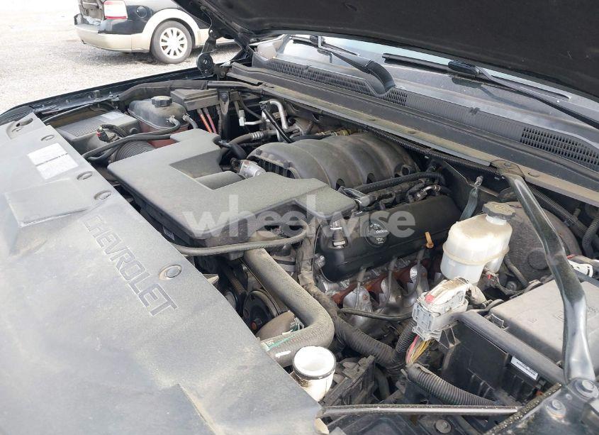 Photo 10 of 2019 Chevrolet Suburban LT (VIN 1GNSCHKC2KR408575)