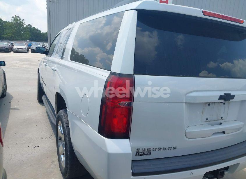 Photo 3 of 2016 Chevrolet Suburban LT (VIN 1GNSCHKC3GR161431)