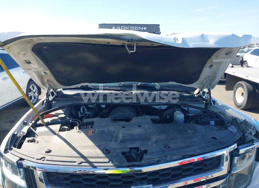 Photo 10 of 2019 Chevrolet Suburban LT (VIN 1GNSCHKC3KR143942)