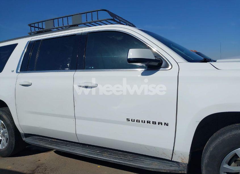 Photo 13 of 2019 Chevrolet Suburban LT (VIN 1GNSCHKC3KR143942)