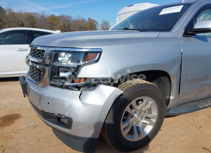 Photo 2 of 2019 Chevrolet Suburban LT (VIN 1GNSCHKC3KR290844)