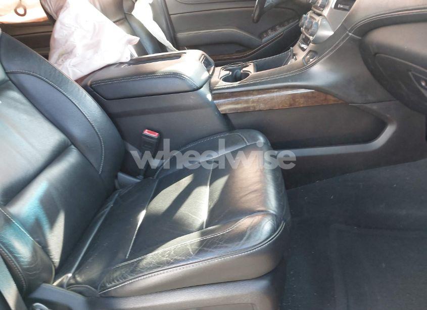 Photo 5 of 2019 Chevrolet Suburban LT (VIN 1GNSCHKC3KR290844)