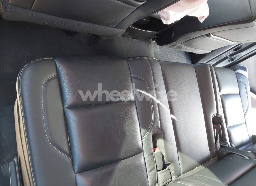 Photo 8 of 2019 Chevrolet Suburban LT (VIN 1GNSCHKC3KR290844)