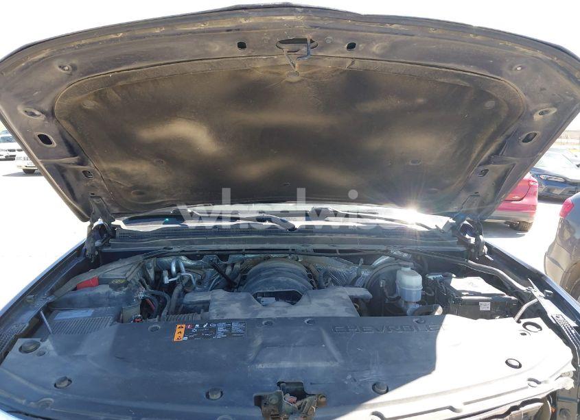 Photo 10 of 2018 Chevrolet Suburban LT (VIN 1GNSCHKC4JR142930)