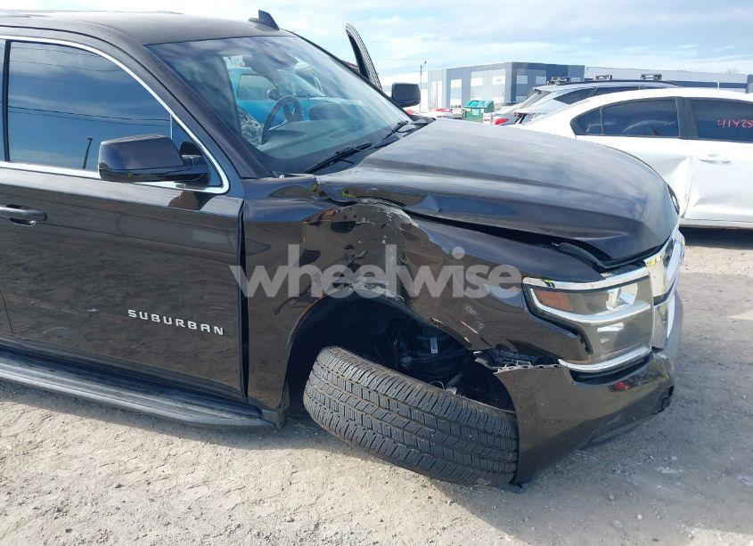 Photo 6 of 2018 Chevrolet Suburban LT (VIN 1GNSCHKC5JR169554)