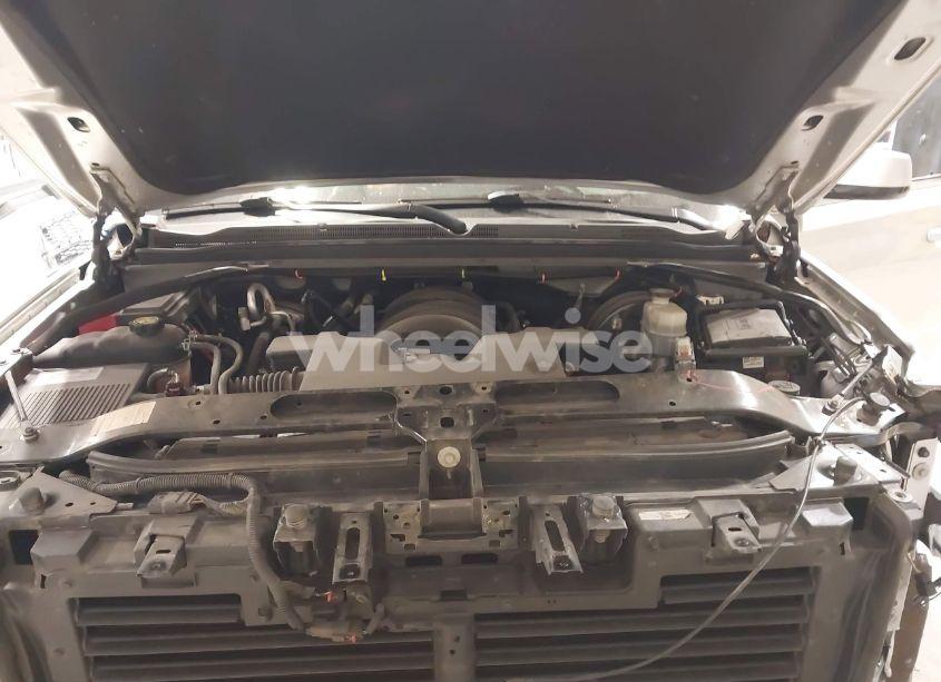 Photo 10 of 2019 Chevrolet Suburban LT (VIN 1GNSCHKC5KR232993)