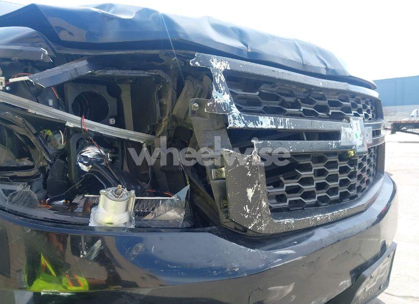 Photo 6 of 2019 Chevrolet Suburban LT (VIN 1GNSCHKC6KR389481)