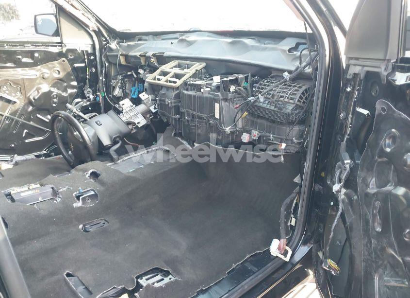 Photo 5 of 2017 Chevrolet Suburban LT (VIN 1GNSCHKC7HR193090)