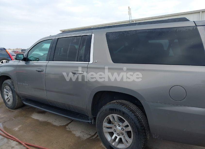 Photo 14 of 2019 Chevrolet Suburban LT (VIN 1GNSCHKC7KR137304)