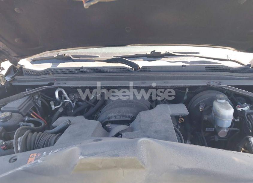 Photo 10 of 2019 Chevrolet Suburban LT (VIN 1GNSCHKC7KR180427)