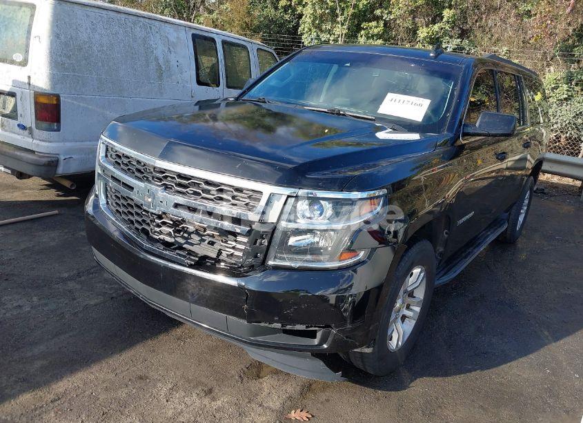 Photo 2 of 2017 Chevrolet Suburban LT (VIN 1GNSCHKC8HR152631)