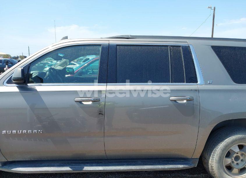 Photo 14 of 2018 Chevrolet Suburban LT (VIN 1GNSCHKC8JR353564)