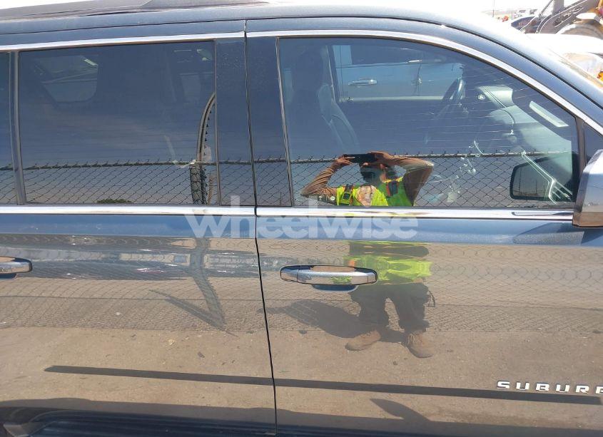 Photo 13 of 2019 Chevrolet Suburban LT (VIN 1GNSCHKC8KR380930)