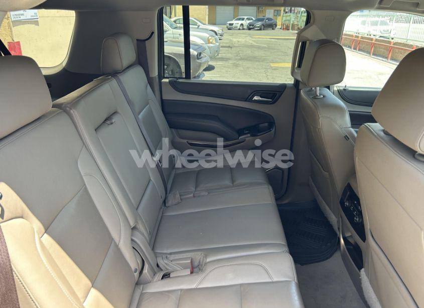 Photo 3 of 2019 Chevrolet Suburban LT (VIN 1GNSCHKC8KR408158)