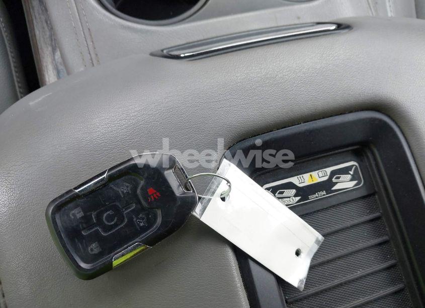 Photo 11 of 2016 Chevrolet Suburban LT (VIN 1GNSCHKCXGR111027)